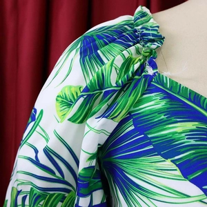 Détail de haut à imprimé palmier tropical avec design d'épaule plissée et tissu en mousseline