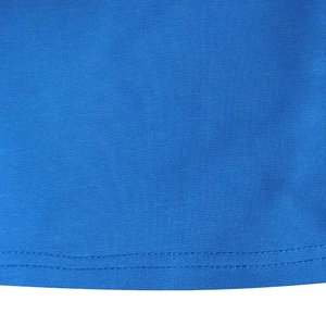 Détail macro de l'ourlet d'une robe bleu roi avec une couture double aiguille précise