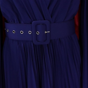 Détail du tissu plissé violet foncé avec ceinture assortie et boucle recouverte de tissu