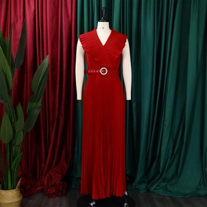 Détail d'une robe longue plissée rouge sans manches avec col en V et volants avec ceinture