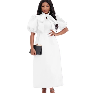 Elegante abito bianco con grande fiocco sullo scollo e maniche a sbuffo vintage
