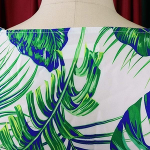 Détail de l'imprimé feuilles de palmier et coutures fines sur un ensemble mousseline