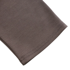Vue macro de la couture à double aiguille sur le tissu en maille de la robe marron