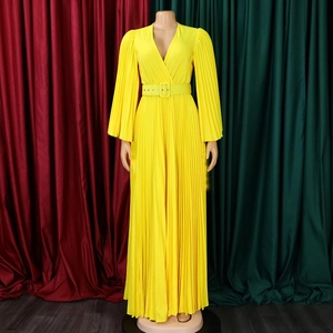 Détail de la robe longue plissée jaune à col en V avec ceinture sur mannequin