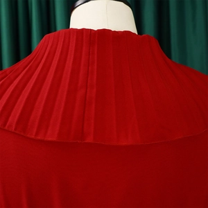 Détail de l'encolure plissée rouge foncé et du tissu texturé de la robe longue
