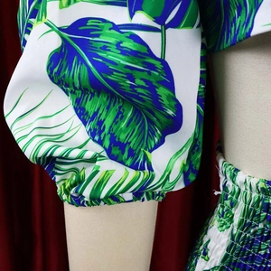 Détail de la blouse à imprimé tropical avec manches lanternes et taille élastique smockée