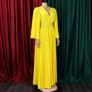 Détail de la robe longue plissée jaune vif avec col en V profond et manches évasées