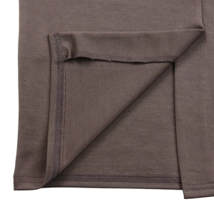 Gros plan détaillé montrant la double couture nette sur un tricot marron de qualité