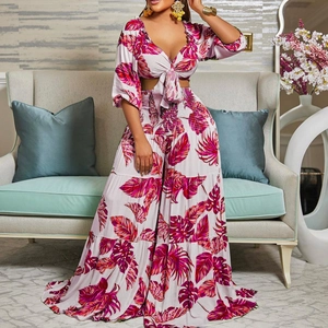 Ensemble 2 pièces femme avec haut court à col en V et pantalon large à motif tropical