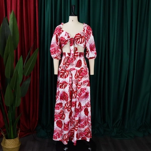 Détail de l'imprimé à feuilles tropicales et du haut court à lacets sur un mannequin femme