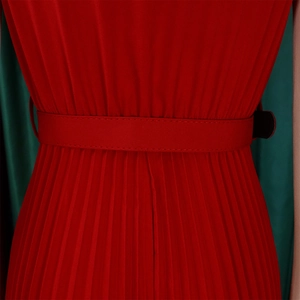 Détail du plissé accordéon rouge et de la ceinture assortie d'une robe d'été