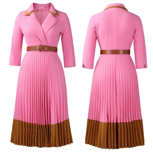 Detail eines eleganten rosa Plissee-Kleides mit braunem Kragen und Gürtel mit Metallschnalle
