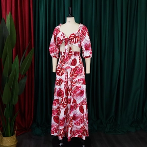 Détail de l'ensemble deux pièces à imprimé tropical rouge avec haut à nouer et jupe longue