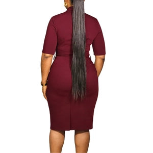 Vue arrière d'une robe midi bordeaux cintrée avec col à revers et ceinture assortie
