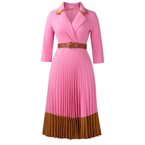 Details des eleganten rosa Plissee-Kleids mit braunem Kontrastkragen und Taillengürtel