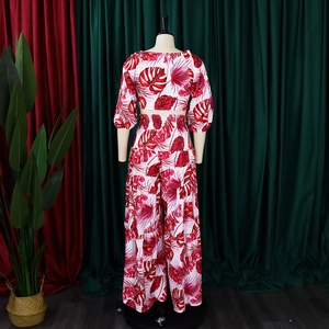 Détail de l'imprimé feuilles tropicales rouges sur le crop top et le pantalon large