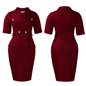 Détail d'un blazer bordeaux à revers, boutons dorés croisés et jupe crayon assortie