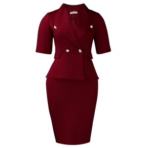 Détail de la veste bordeaux à revers cranté avec boutons argentés et jupe assortie