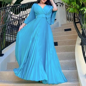 Détail de robe longue plissée bleu ciel avec col en V et manches cloches élégantes