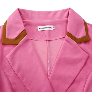 Detail des eleganten rosa Kleiderkragens mit braunem V-Farbblock und feinen Nähten