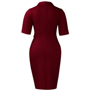 Vue arrière d'une robe crayon bordeaux ajustée avec taille haute et revers élégant raffiné