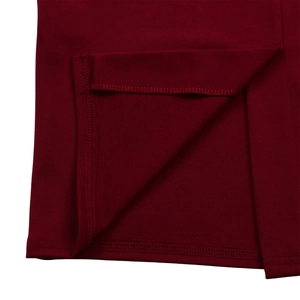 Gros plan sur les coutures doubles de qualité et la texture d'une robe bordeaux chic