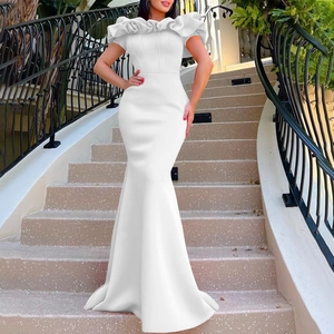 Elegante abito bianco a sirena con spalle scoperte e volant per eventi formali serali