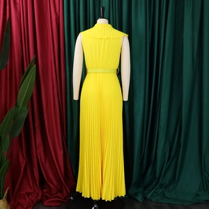 Détail de la vue arrière d'une robe longue plissée jaune sans manches avec ceinture