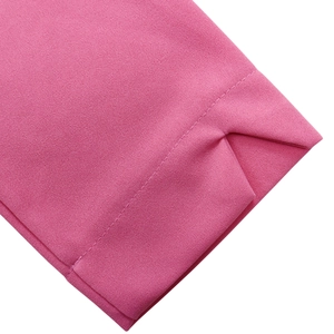 Detail eines rosa Kleiderärmels mit V-Ausschnitt und feiner Einnadel-Steppnaht-Optik