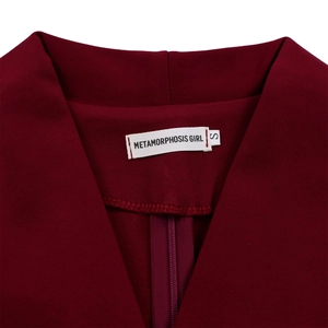 Détail de robe bordeaux avec col en V, fermeture éclair et étiquette de taille S