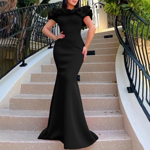 Elegante abito da sera nero a sirena con scollo a balze e taglio lungo per occasioni formali
