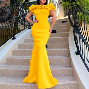 Elegante abito da sera a sirena giallo brillante con scollo a balze e spalle scoperte