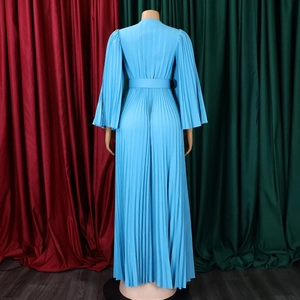 Détails du dos d'une robe maxi plissée bleu ciel avec ceinture à la taille et manches longues