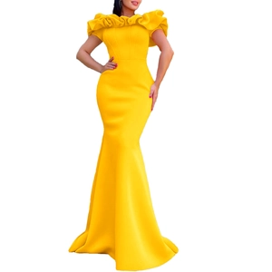 Elegante abito da sera a sirena giallo brillante con spalle scoperte e volant