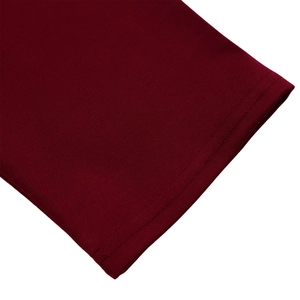 Gros plan détaillé du tissu en maille rouge vin avec double couture et texture fine