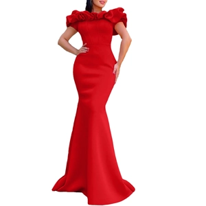 Dettaglio dello scollo a balze scoperte su un abito da sera rosso a sirena elegante