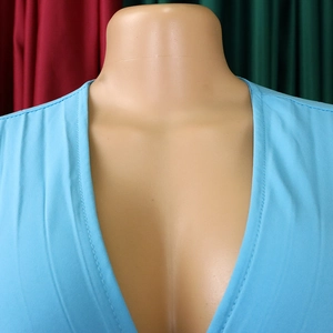 Détail du décolleté en V profond et des plis sur cette robe longue bleu clair élégante