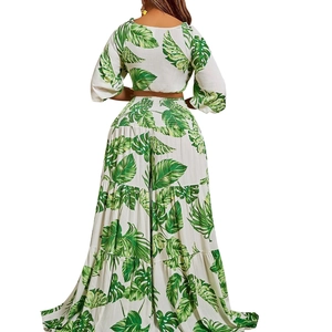 Détail de l'imprimé feuilles tropicales sur le pantalon large et le haut court chic