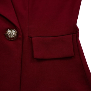 Vue détaillée du tissu en maille bordeaux avec bouton doré rétro en relief chic