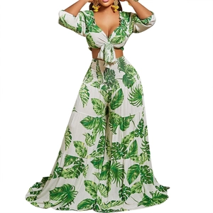 Détail de l'imprimé feuilles tropicales sur le haut à nouer et le pantalon large à taille haute