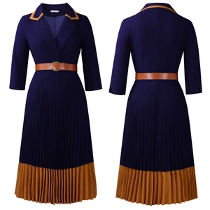 Detail von marineblauem Plissee-Kleid mit Kontrast-Revers, Taillengürtel und Patchwork-Saum