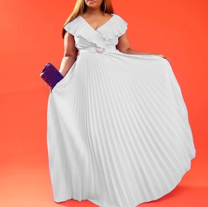 Robe longue plissée blanche élégante avec col en V à volants et ceinture strass