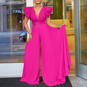 Tuta plissettata fucsia con scollo a V, cintura di strass e gamba molto larga