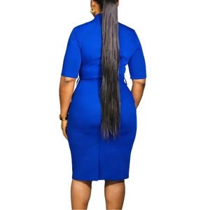 Vue arrière d'une robe midi bleu roi avec taille haute et fente au dos