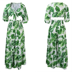 Détail à plat du haut à col en V et du pantalon large avec imprimé de feuilles tropicales