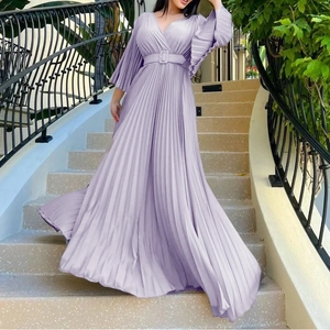 Détail de robe longue plissée lavande avec col en V, ceinture et poignets à volants