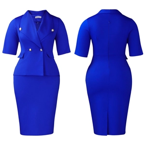 Détail d'un ensemble tailleur bleu roi avec boutons dorés gaufrés et fente à l'arrière
