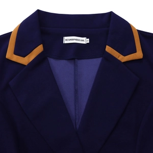 Detail eines eleganten dunkelblauen Kleides mit braunem Kontrastkragen und Markenetikett