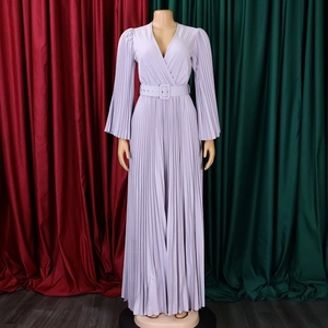 Détail macro de la robe longue plissée lilas à manches longues avec col en V et ceinture