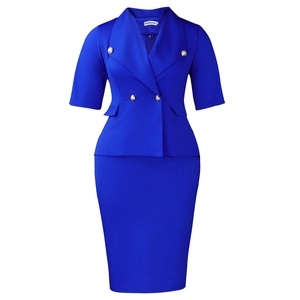 Détail du tailleur jupe bleu roi avec boutons dorés en relief et grand col à revers